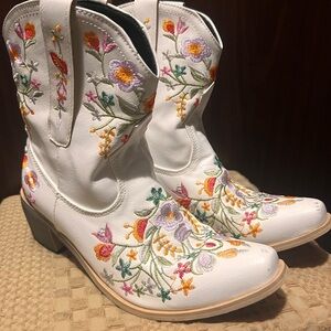 Womens Western  Floral Embroidered Style Mid Calf Cowboy Boots 6.5 Small Scuffs